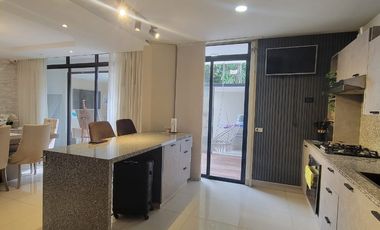 En alquiler moderna y lujosa casa  full amoblada en Urbanización Grecco, sector El Tornero vía a Samborondón