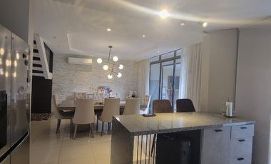 En alquiler moderna y lujosa casa  full amoblada en Urbanización Grecco, sector El Tornero vía a Samborondón
