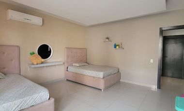 En alquiler moderna y lujosa casa  full amoblada en Urbanización Grecco, sector El Tornero vía a Samborondón