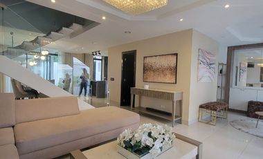 En alquiler moderna y lujosa casa  full amoblada en Urbanización Grecco, sector El Tornero vía a Samborondón
