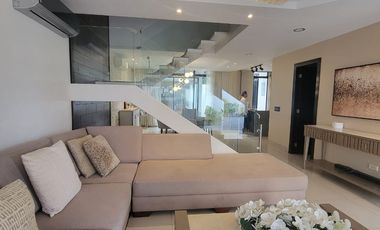 En alquiler moderna y lujosa casa  full amoblada en Urbanización Grecco, sector El Tornero vía a Samborondón