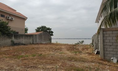 Terreno de venta en el km 1 de la Vía a Samborondón, Vista al Río, 690 m2.