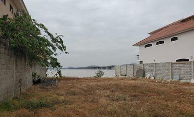 Terreno de venta en el km 1 de la Vía a Samborondón, Vista al Río, 690 m2.