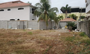 Terreno de venta en el km 1 de la Vía a Samborondón, Vista al Río, 690 m2.