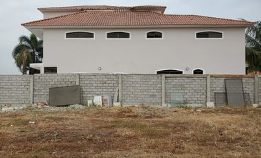 Terreno de venta en el km 1 de la Vía a Samborondón, Vista al Río, 690 m2.
