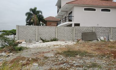 Terreno de venta en el km 1 de la Vía a Samborondón, Vista al Río, 690 m2.