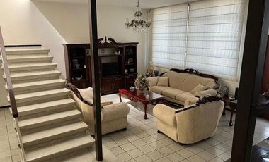 HERMOSA CASA DENTRO DE LA CIUDAD