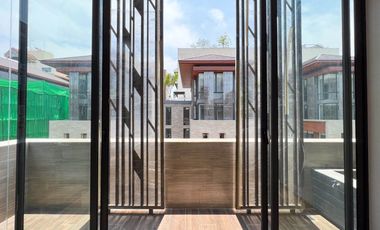 **Super Luxury Class Prime Location with Private Pool and Elevator Inside the House! For Sale: Ultra-Luxurious Detached Pool Villa, 4.5 Stories in the