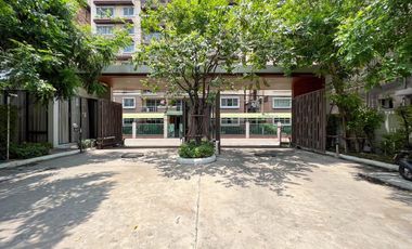 **Super Luxury Class Prime Location with Private Pool and Elevator Inside the House! For Sale: Ultra-Luxurious Detached Pool Villa, 4.5 Stories in the