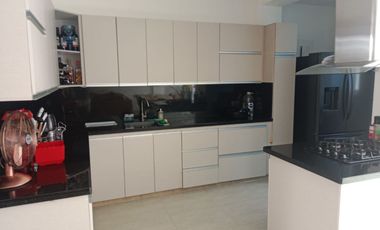 Vendo hermosa casa de dos niveles en San Jerónimo