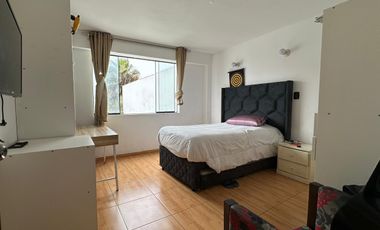 Amplia casa de 6 dormitorios, jardines y terrazas  🏡