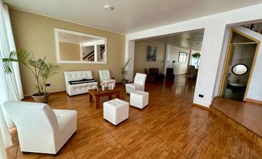 Amplia casa de 6 dormitorios, jardines y terrazas  🏡