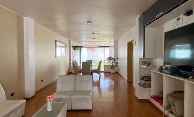 Amplia casa de 6 dormitorios, jardines y terrazas  🏡