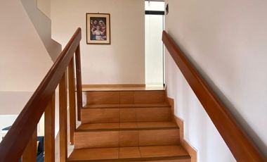 Amplia casa de 6 dormitorios, jardines y terrazas  🏡