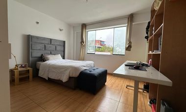 Amplia casa de 6 dormitorios, jardines y terrazas  🏡