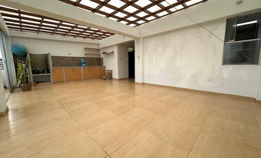 Amplia casa de 6 dormitorios, jardines y terrazas  🏡