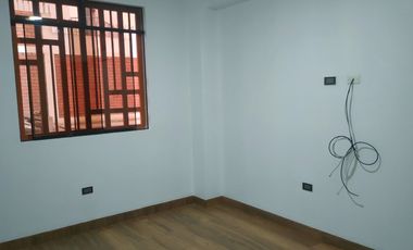 ¡VIVE FRENTE AL PARQUE EN VENTANILLA! SE VENDE AMPLIO DEPARTAMENTO EN URB PEDRO CUEVA