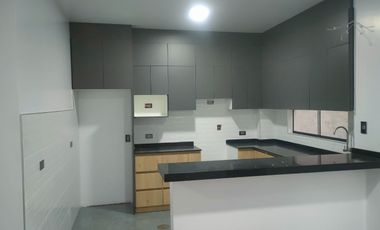 ¡VIVE FRENTE AL PARQUE EN VENTANILLA! SE VENDE AMPLIO DEPARTAMENTO EN URB PEDRO CUEVA