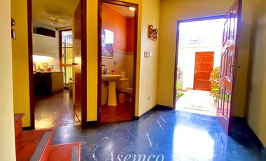 LINDA CASA EN VENTA CON AMPLIO JARDIN Y TERRAZA EN URB. LAS LOMAS DE LA MOLINA
