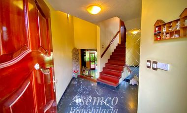 LINDA CASA EN VENTA CON AMPLIO JARDIN Y TERRAZA EN URB. LAS LOMAS DE LA MOLINA