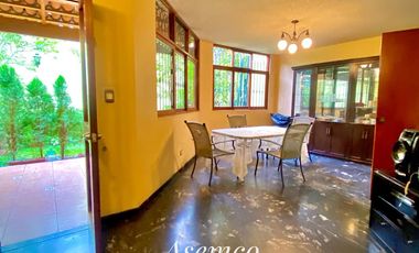 LINDA CASA EN VENTA CON AMPLIO JARDIN Y TERRAZA EN URB. LAS LOMAS DE LA MOLINA