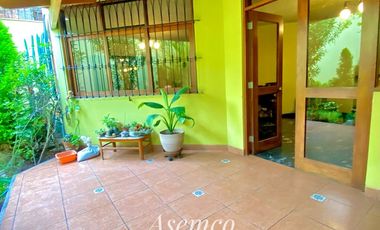 LINDA CASA EN VENTA CON AMPLIO JARDIN Y TERRAZA EN URB. LAS LOMAS DE LA MOLINA