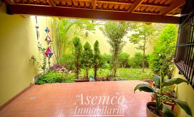 LINDA CASA EN VENTA CON AMPLIO JARDIN Y TERRAZA EN URB. LAS LOMAS DE LA MOLINA