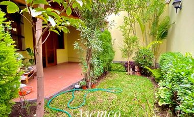 LINDA CASA EN VENTA CON AMPLIO JARDIN Y TERRAZA EN URB. LAS LOMAS DE LA MOLINA