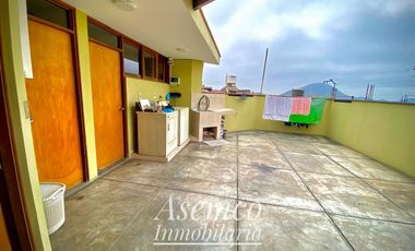 LINDA CASA EN VENTA CON AMPLIO JARDIN Y TERRAZA EN URB. LAS LOMAS DE LA MOLINA