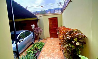 LINDA CASA EN VENTA CON AMPLIO JARDIN Y TERRAZA EN URB. LAS LOMAS DE LA MOLINA