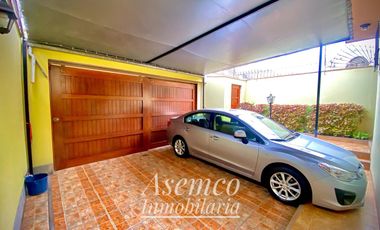 LINDA CASA EN VENTA CON AMPLIO JARDIN Y TERRAZA EN URB. LAS LOMAS DE LA MOLINA