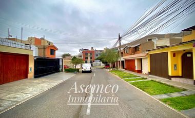 LINDA CASA EN VENTA CON AMPLIO JARDIN Y TERRAZA EN URB. LAS LOMAS DE LA MOLINA