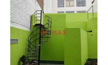 Lindo Departamento En Primer Piso Con Amplio Jardín Y Parámetros Para Construir Hasta 5 Pisos.
