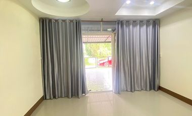 ขายบ้านทาวน์โฮมหลังมุมเมืองนครนายก ราคาโครตถูก พื้นที่ใช้สอยเยอะ พร้อมต่อเติม เฟอร์นิเจอร์ครบพร้อมเข้าอยู่ ขนาดพื้นที่ 25 ตร.วา เจ้าของบ้านไม่เคยอยู่บ