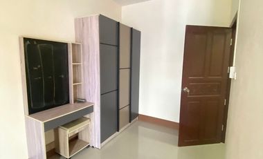 ขายบ้านทาวน์โฮมหลังมุมเมืองนครนายก ราคาโครตถูก พื้นที่ใช้สอยเยอะ พร้อมต่อเติม เฟอร์นิเจอร์ครบพร้อมเข้าอยู่ ขนาดพื้นที่ 25 ตร.วา เจ้าของบ้านไม่เคยอยู่บ