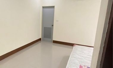 ขายบ้านทาวน์โฮมหลังมุมเมืองนครนายก ราคาโครตถูก พื้นที่ใช้สอยเยอะ พร้อมต่อเติม เฟอร์นิเจอร์ครบพร้อมเข้าอยู่ ขนาดพื้นที่ 25 ตร.วา เจ้าของบ้านไม่เคยอยู่บ