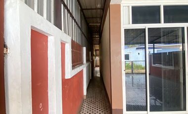 ขายบ้านทาวน์โฮมหลังมุมเมืองนครนายก ราคาโครตถูก พื้นที่ใช้สอยเยอะ พร้อมต่อเติม เฟอร์นิเจอร์ครบพร้อมเข้าอยู่ ขนาดพื้นที่ 25 ตร.วา เจ้าของบ้านไม่เคยอยู่บ