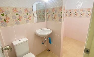 ขายบ้านทาวน์โฮมหลังมุมเมืองนครนายก ราคาโครตถูก พื้นที่ใช้สอยเยอะ พร้อมต่อเติม เฟอร์นิเจอร์ครบพร้อมเข้าอยู่ ขนาดพื้นที่ 25 ตร.วา เจ้าของบ้านไม่เคยอยู่บ