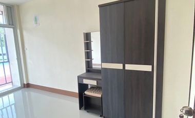 ขายบ้านทาวน์โฮมหลังมุม เมืองนครนายก ราคาโครตถูก พื้นที่ใช้สอยเยอะ พร้อมต่อเติม เฟอร์นิเจอร์ครบพร้อมเข้าอยู่ ขนาดพื้นที่ 25.2 ตร.วา เจ้าของบ้านไม่เคยอย