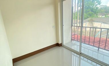 ขายบ้านทาวน์โฮมหลังมุม เมืองนครนายก ราคาโครตถูก พื้นที่ใช้สอยเยอะ พร้อมต่อเติม เฟอร์นิเจอร์ครบพร้อมเข้าอยู่ ขนาดพื้นที่ 25.2 ตร.วา เจ้าของบ้านไม่เคยอย