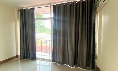 ขายบ้านทาวน์โฮมด่วน เมืองนครนายก ราคาถูกที่สุดในย่านนี้ ห้องครัวต่อเติมแล้ว เฟอร์นิเจอร์ครบพร้อมเข้าอยู่ ขนาดพื้นที่ 19.9 ตร.วา เจ้าของบ้านไม่เคยอยู่บ