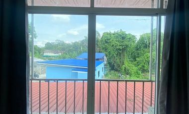 ขายบ้านทาวน์โฮมด่วน เมืองนครนายก ราคาถูกที่สุดในย่านนี้ ห้องครัวต่อเติมแล้ว เฟอร์นิเจอร์ครบพร้อมเข้าอยู่ ขนาดพื้นที่ 19.9 ตร.วา เจ้าของบ้านไม่เคยอยู่บ