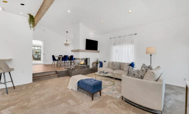 MARAVILLOSA CASA CON CANCHA DE TENIS Y UN MUY AMPLIO JARDIN FRONTAL Y TRASERO