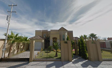 MARAVILLOSA CASA CON CANCHA DE TENIS Y UN MUY AMPLIO JARDIN FRONTAL Y TRASERO