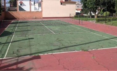 MARAVILLOSA CASA CON CANCHA DE TENIS Y UN MUY AMPLIO JARDIN FRONTAL Y TRASERO