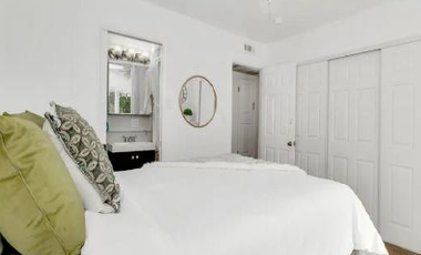 MARAVILLOSA CASA CON CANCHA DE TENIS Y UN MUY AMPLIO JARDIN FRONTAL Y TRASERO