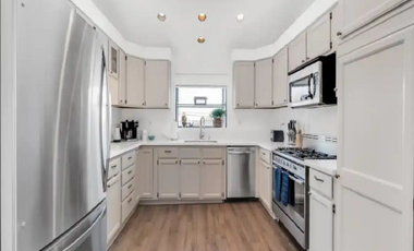 MARAVILLOSA CASA CON CANCHA DE TENIS Y UN MUY AMPLIO JARDIN FRONTAL Y TRASERO