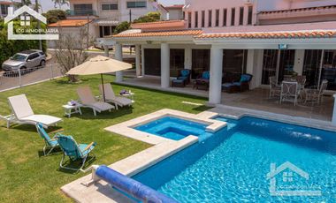 HERMOSA CASA EN VENTA EN LOMAS DE COCOYOC CON ALBERCA Y AMPLIO JARDÍN