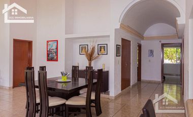 HERMOSA CASA EN VENTA EN LOMAS DE COCOYOC CON ALBERCA Y AMPLIO JARDÍN
