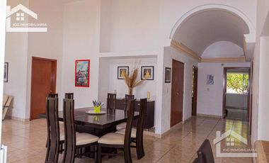 HERMOSA CASA EN VENTA EN LOMAS DE COCOYOC CON ALBERCA Y AMPLIO JARDÍN